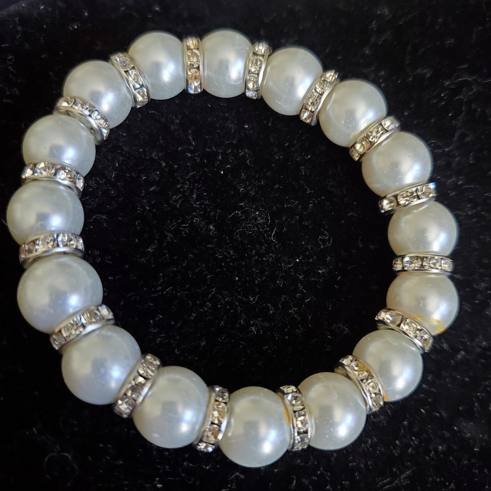 Faux pearl with rhinestones stoppers stretch bracelet